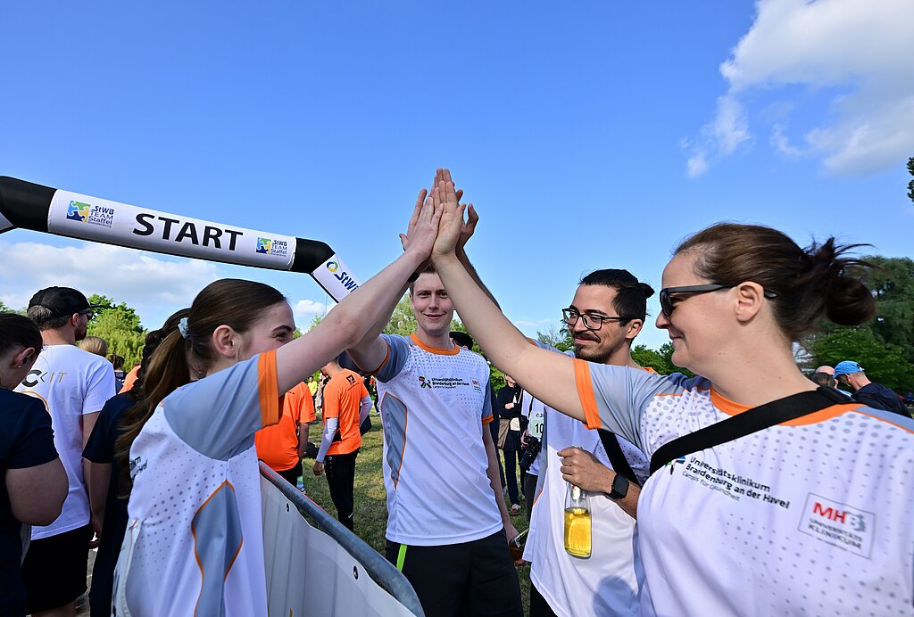 Team Staffel Brandenburg Fotos (2023): TEAM-Staffel Mitglieder klatschen sich ab @ SCC EVENTS / Petko Beier 