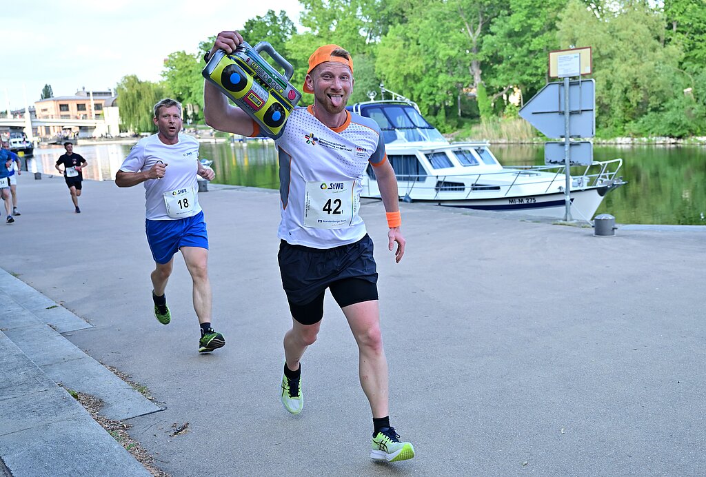 Team Staffel Brandenburg Fotos (2023): Viele Teams starteten 2023 mit besonders kreativen Staffelstäben. @ SCC EVENTS / Petko Beier