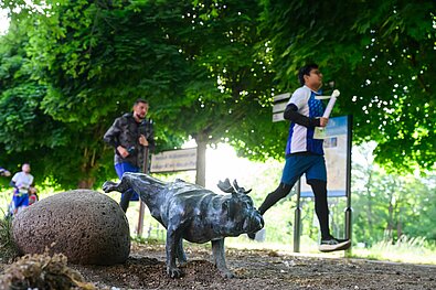 StWB TEAM-Staffel Brandenburg: Läufer laufen entlang der Strecke an verschiedenen Möpsen vorbei © SCC EVENTS / Petko Beier