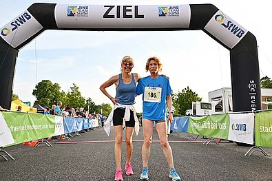Team Staffel Brandenburg Fotos (2022): Zwei Läuferinnen im Ziel