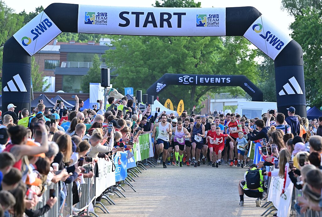 Team Staffel Brandenburg Fotos (2023):  Fast 1.000 Teilnehmer:innen starteten bei der StWB TEAM-Staffel Brandenburg 2023 @ SCC EVENTS / Petko Beier 